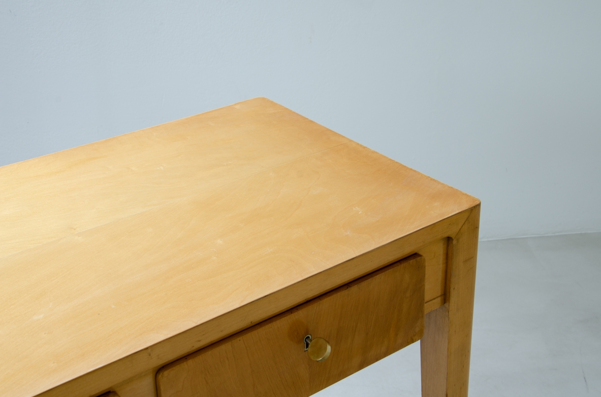 Elegante tavolo console da centro in acero biondo nello stile di Gio Ponti, manifattura italiana, 1950ca.