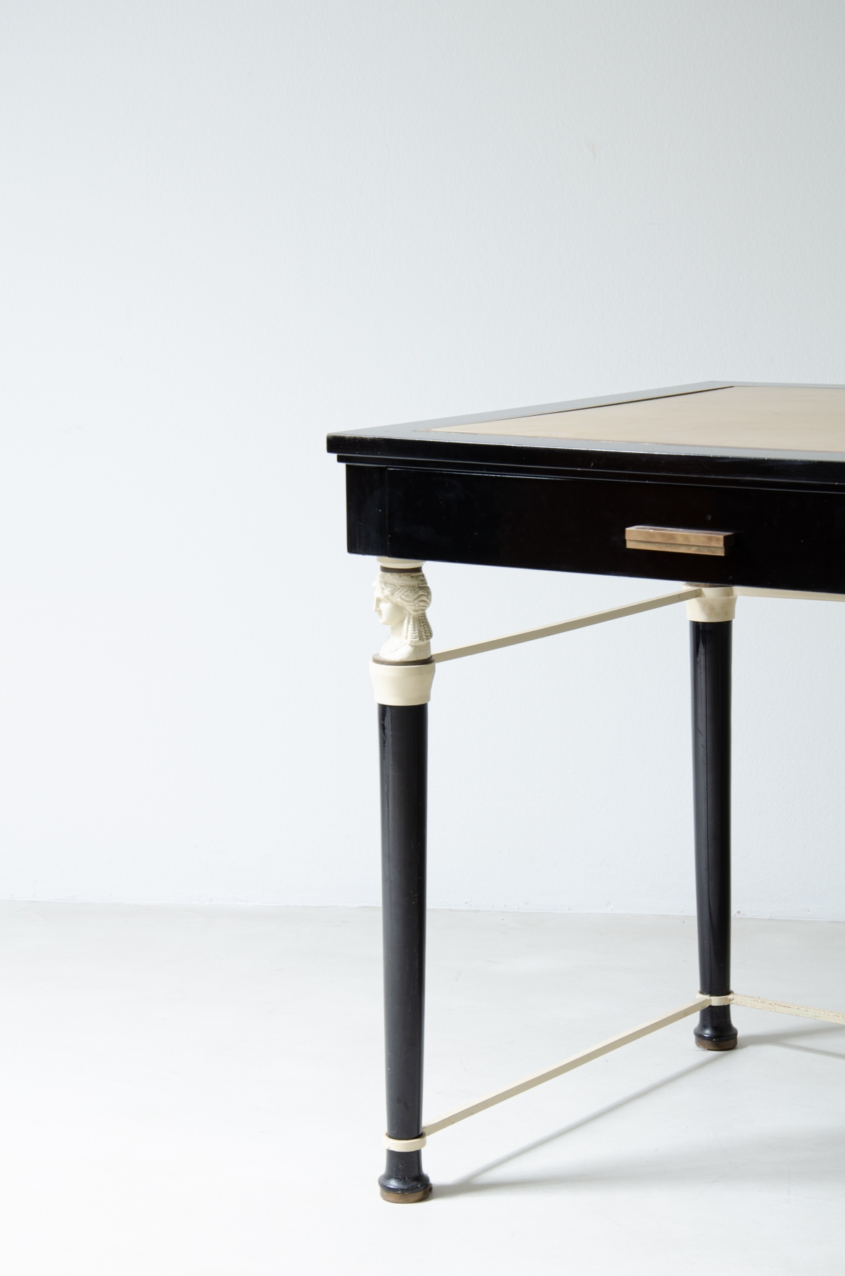 Stèphan Boudin, Maison Jansen, importante scrittoio in legno e metallo lacca. Piano in pelle e maniglie in bronzo, Parigi 1960ca.