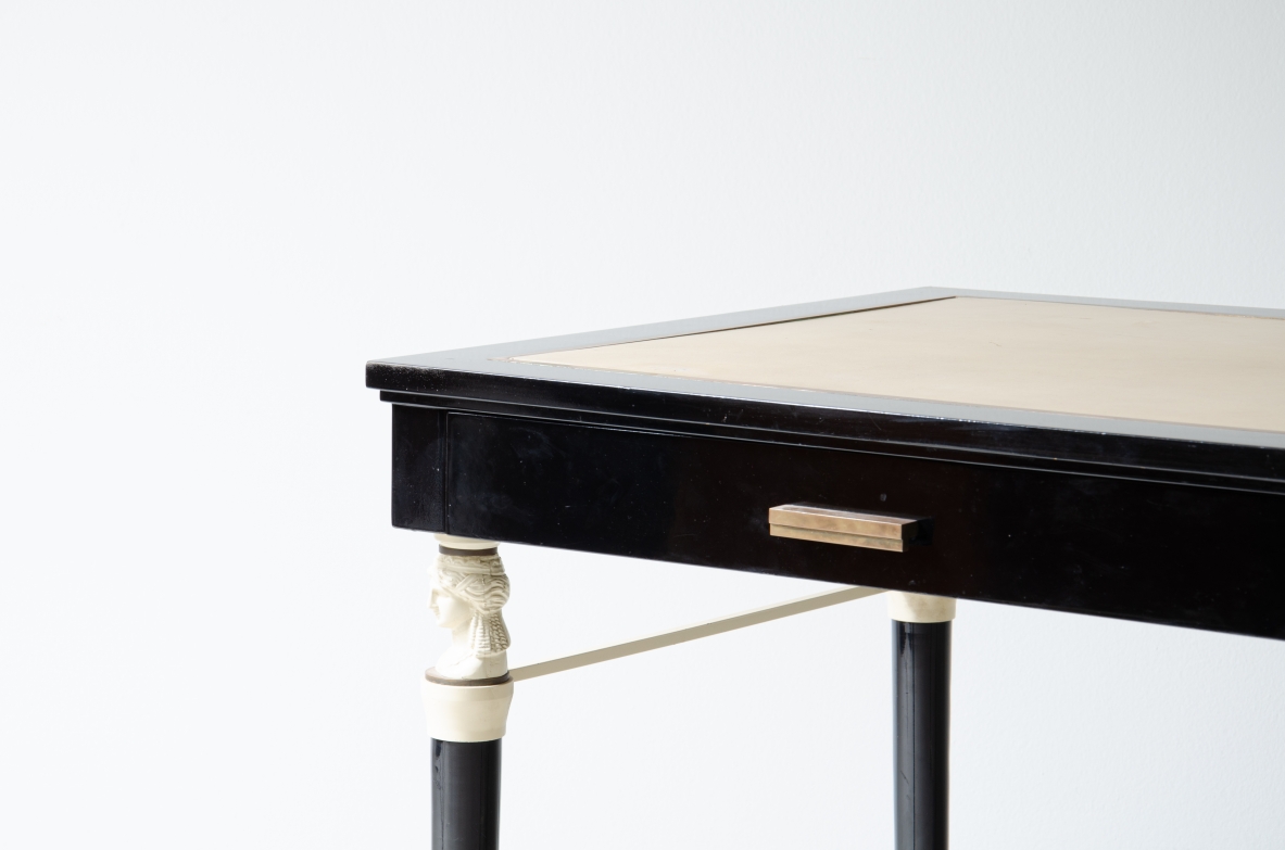 Stèphan Boudin, Maison Jansen, importante scrittoio in legno e metallo lacca. Piano in pelle e maniglie in bronzo, Parigi 1960ca.