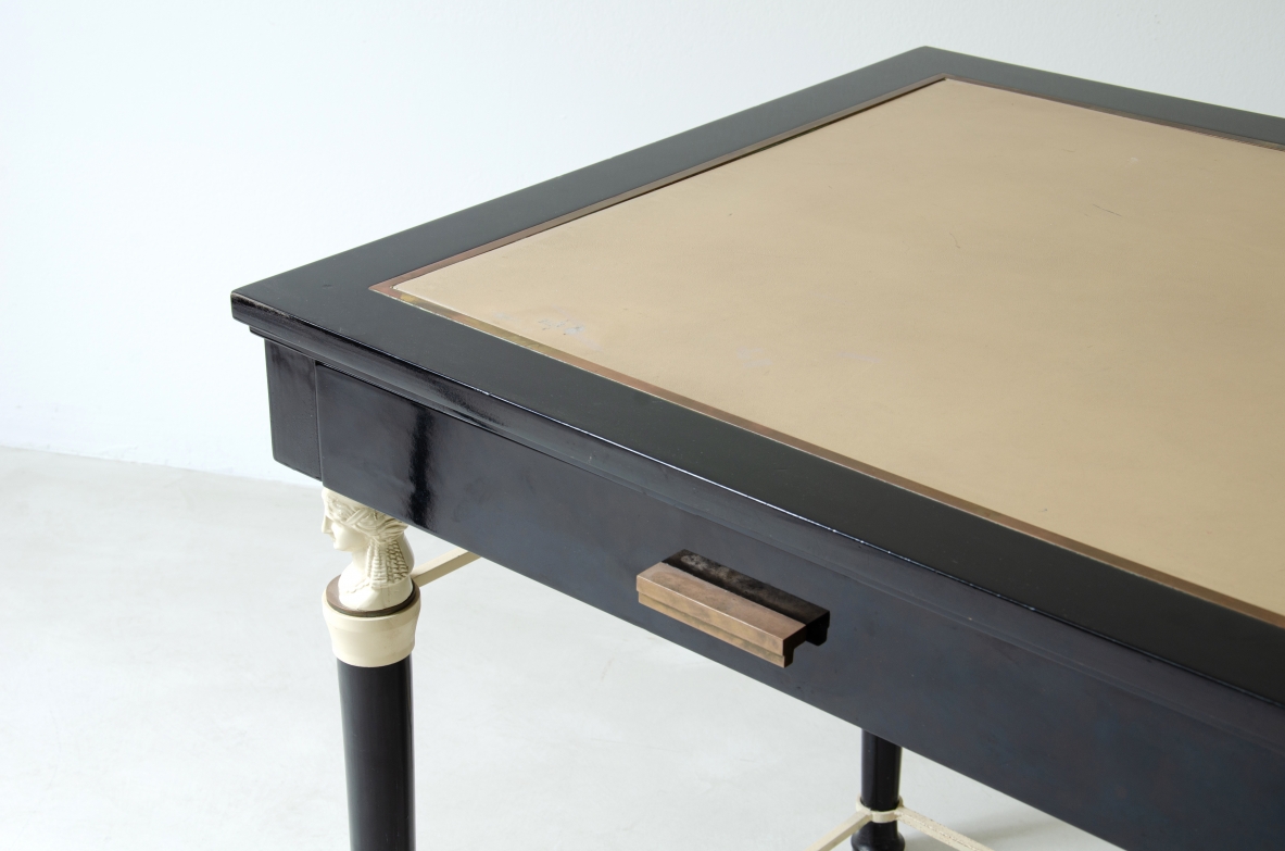 Stèphan Boudin, Maison Jansen, importante scrittoio in legno e metallo lacca. Piano in pelle e maniglie in bronzo, Parigi 1960ca.