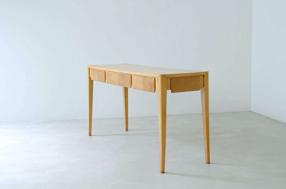 Elegante tavolo console da centro in acero biondo nello stile di Gio Ponti, manifattura italiana, 1950ca.