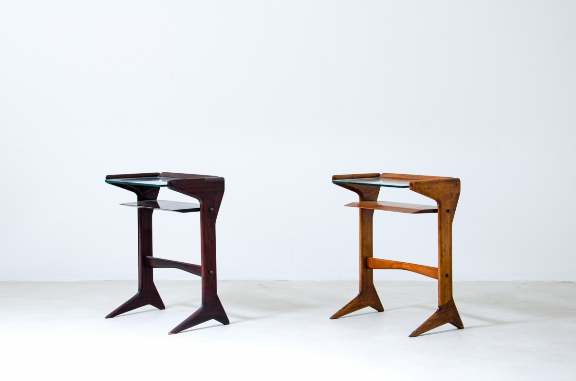 Ico Parisi  Coppia di comodini in legno con piano in vetro molato. Uno in noce biondo e l'altro in legno scuro.