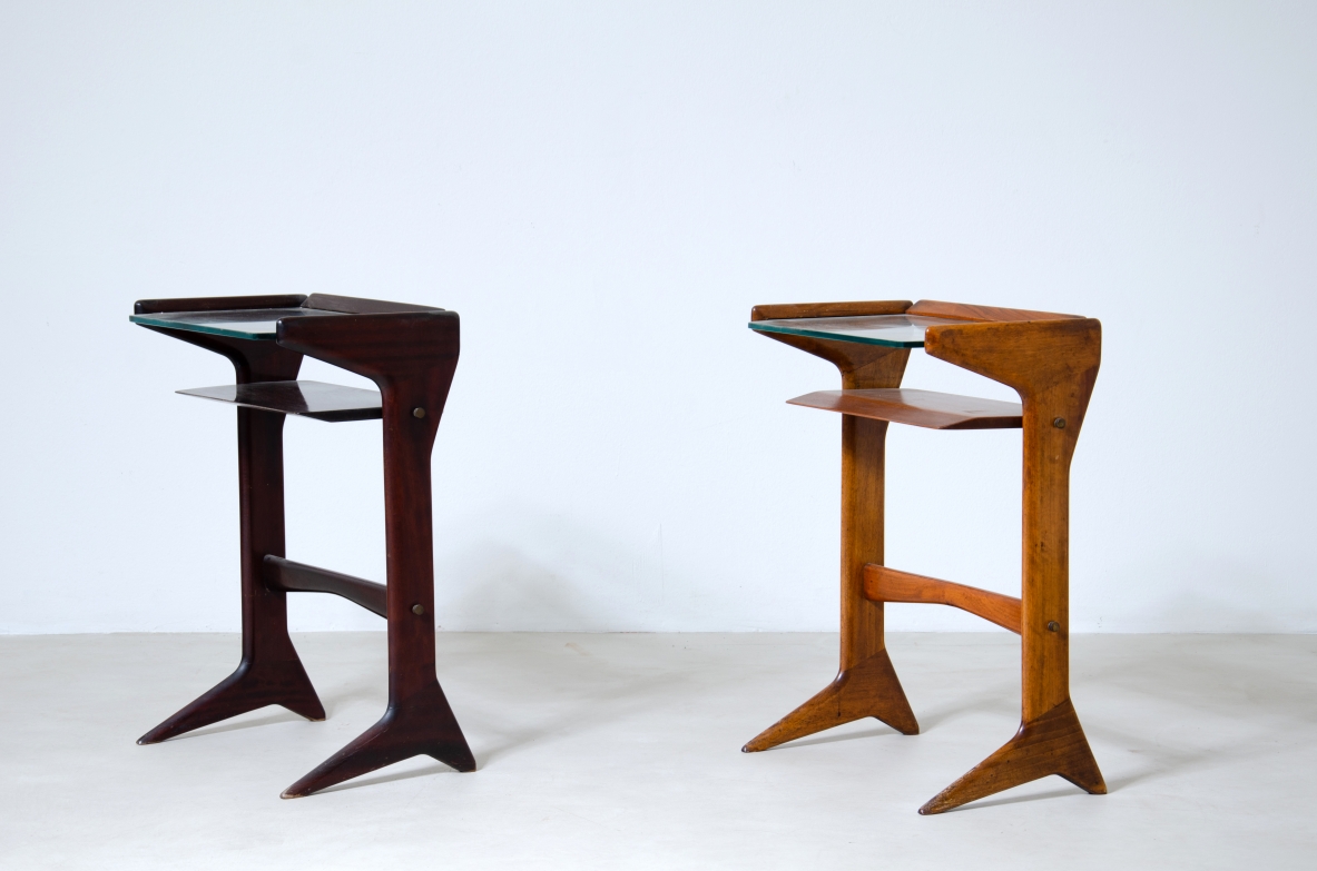 Ico Parisi  Coppia di comodini in legno con piano in vetro molato. Uno in noce biondo e l'altro in legno scuro.