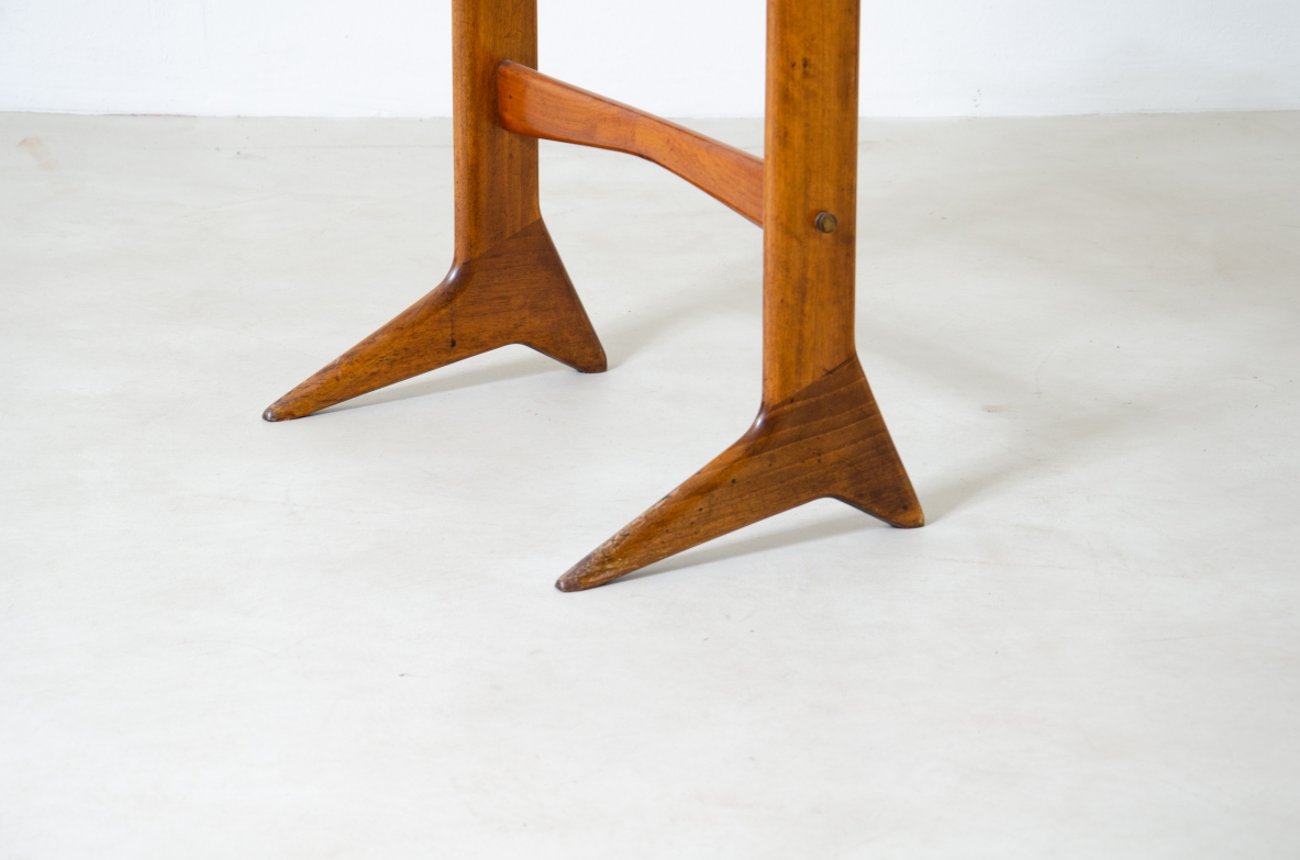 Ico Parisi 1916 - 1996)  Coppia di comodini in legno con piano in vetro molato. Uno in noce biondo e l'altro in legno scuro.