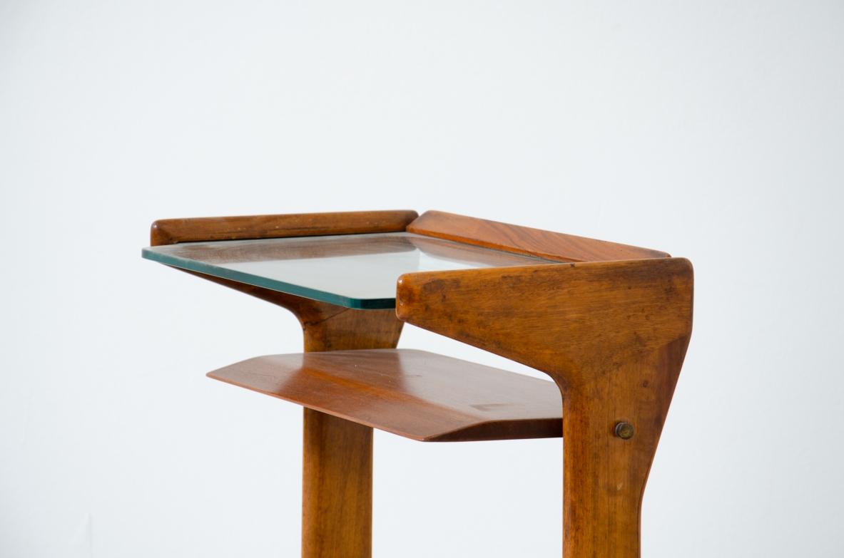 Ico Parisi 1916 - 1996)  Coppia di comodini in legno con piano in vetro molato. Uno in noce biondo e l'altro in legno scuro.