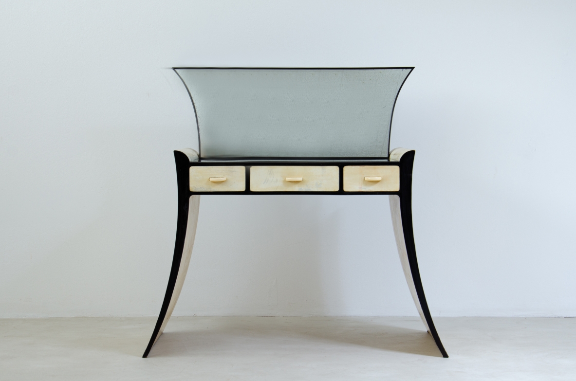 Guglielmo Ulrich. Rara console  con specchio, in legno laccato e rivestimento in pergamena. Manifattura italiana, anni 1940