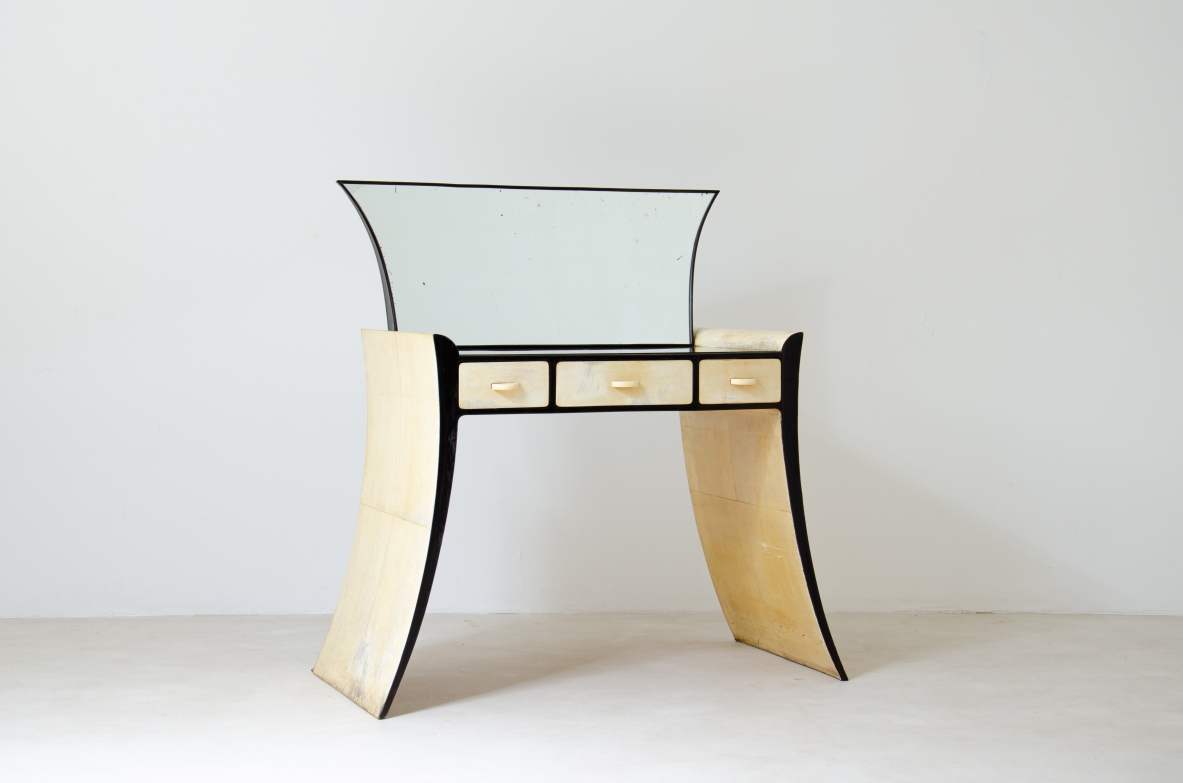 Guglielmo Ulrich. Rara console  con specchio, in legno laccato e rivestimento in pergamena. Manifattura italiana, anni 1940