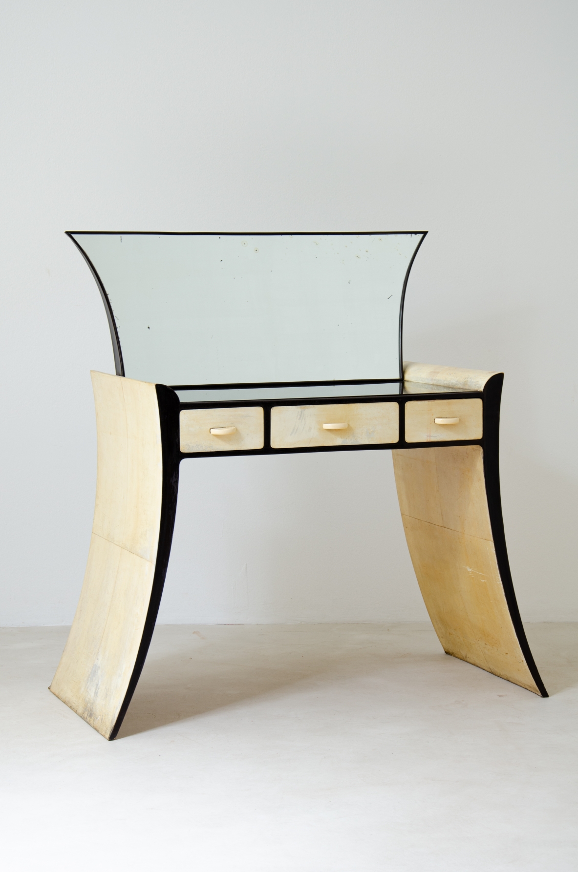 Guglielmo Ulrich. Rara console  con specchio, in legno laccato e rivestimento in pergamena. Manifattura italiana, anni 1940