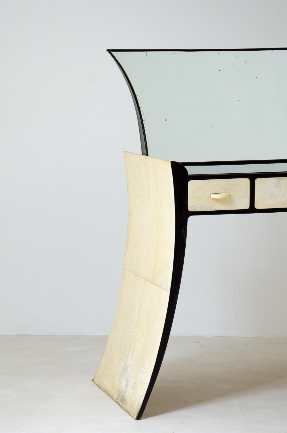 Guglielmo Ulrich. Rara console  con specchio, in legno laccato e rivestimento in pergamena. Manifattura italiana, anni 1940