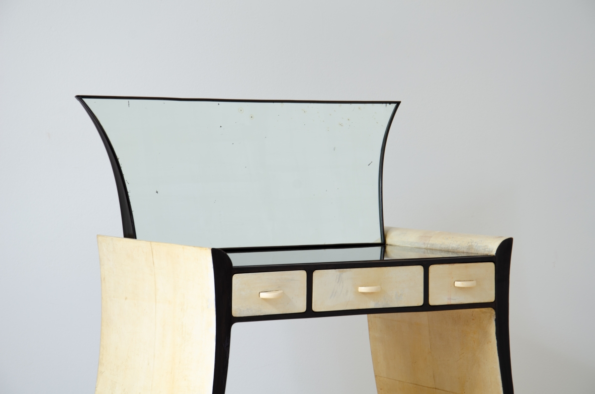 Guglielmo Ulrich. Rara console  con specchio, in legno laccato e rivestimento in pergamena. Manifattura italiana, anni 1940