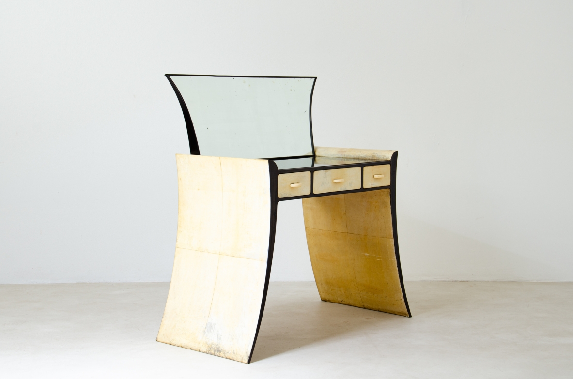 Guglielmo Ulrich. Rara console  con specchio, in legno laccato e rivestimento in pergamena. Manifattura italiana, anni 1940