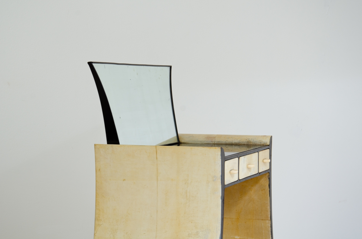 Guglielmo Ulrich. Rara console  con specchio, in legno laccato e rivestimento in pergamena. Manifattura italiana, anni 1940