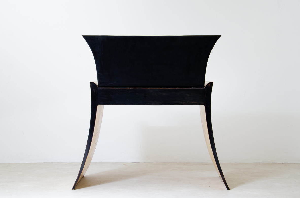 Guglielmo Ulrich. Rara console  con specchio, in legno laccato e rivestimento in pergamena. Manifattura italiana, anni 1940
