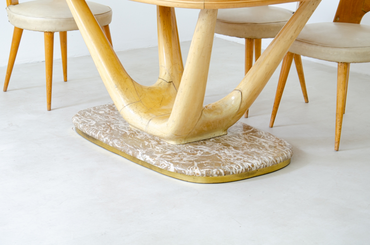 Vittorio Dassi. Tavolo con base in marmo e struttura in legno di acero biondo e piano in vetro decorato. Produzione Dassi, Torino, 1940ca