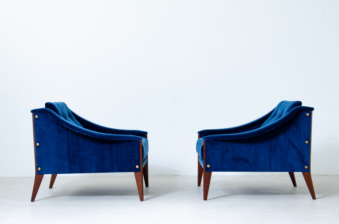 Giò Ponti. Pair of Dezza model 24 armchairs with velvet upholstery. Manufactured by Poltrona Frau, 1965.