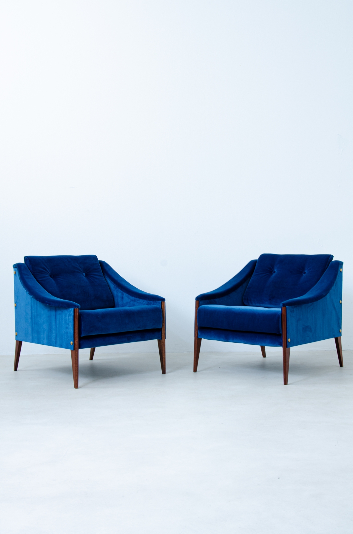 Giò Ponti. Pair of Dezza model 24 armchairs with velvet upholstery. Manufactured by Poltrona Frau, 1965.