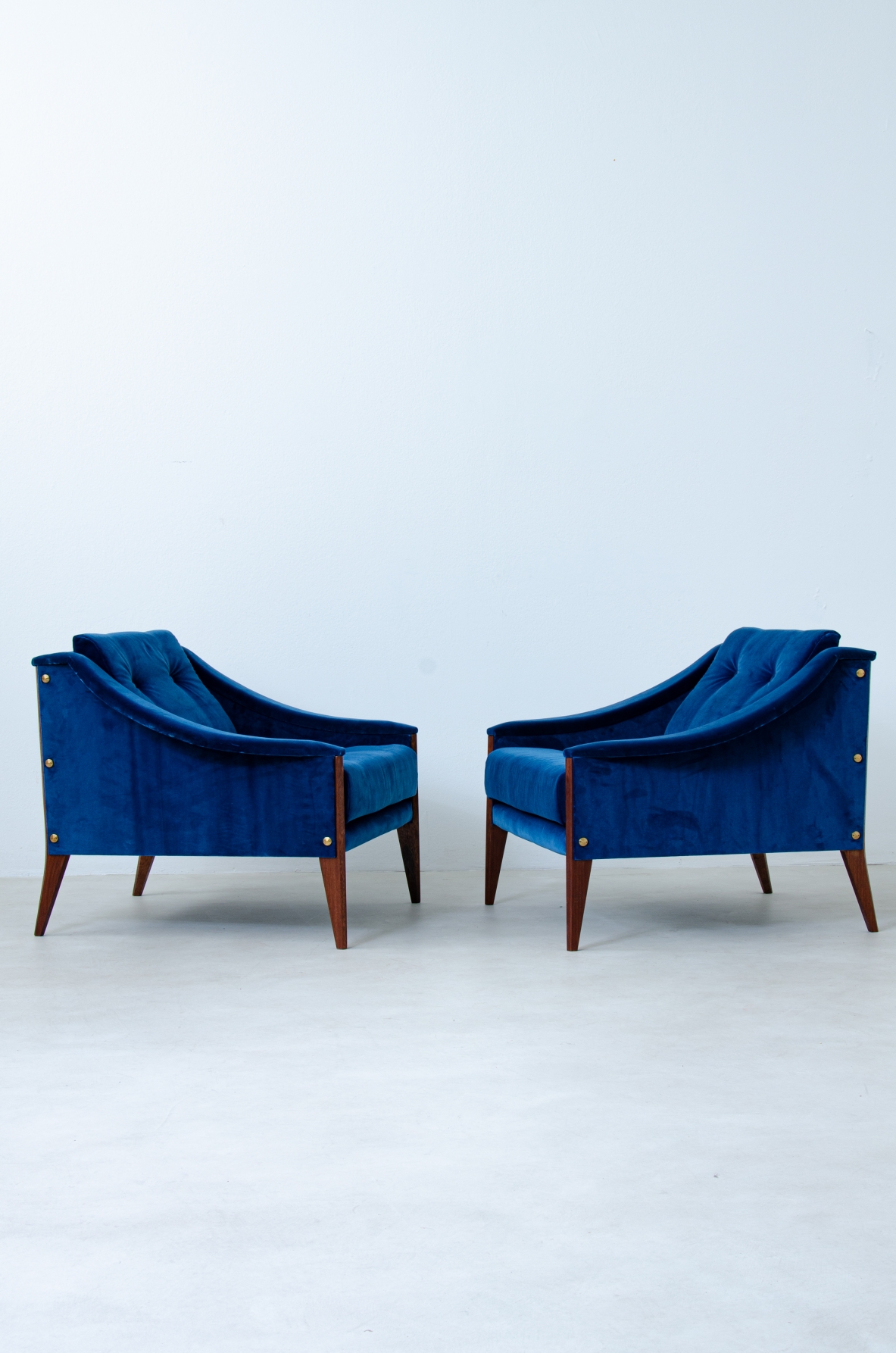 Giò Ponti. Pair of Dezza model 24 armchairs with velvet upholstery. Manufactured by Poltrona Frau, 1965.