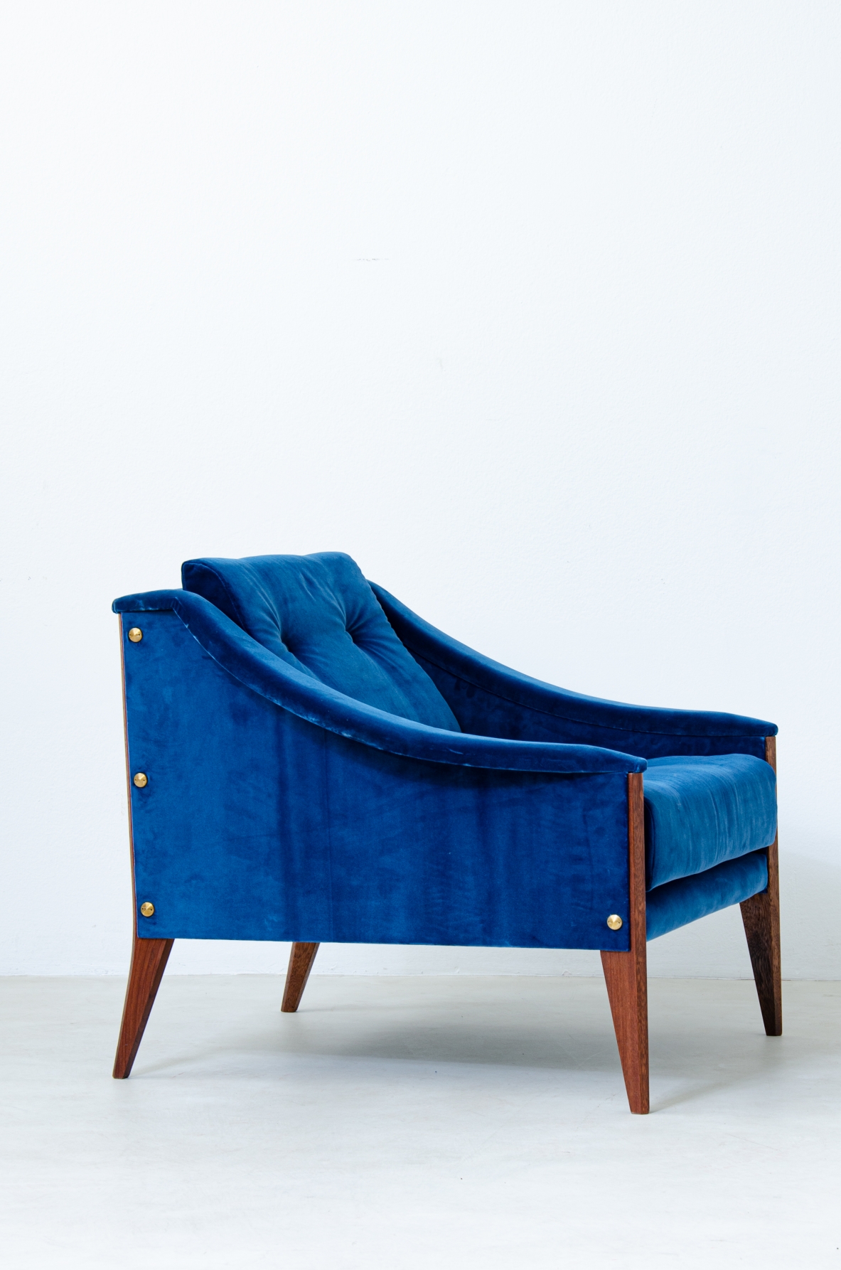 Giò Ponti. Pair of Dezza model 24 armchairs with velvet upholstery. Manufactured by Poltrona Frau, 1965.