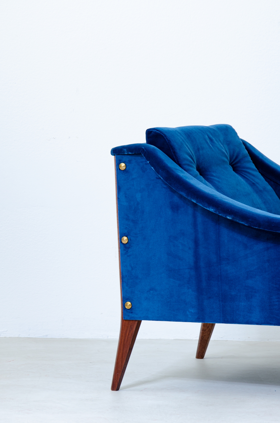 Giò Ponti. Pair of Dezza model 24 armchairs with velvet upholstery. Manufactured by Poltrona Frau, 1965.