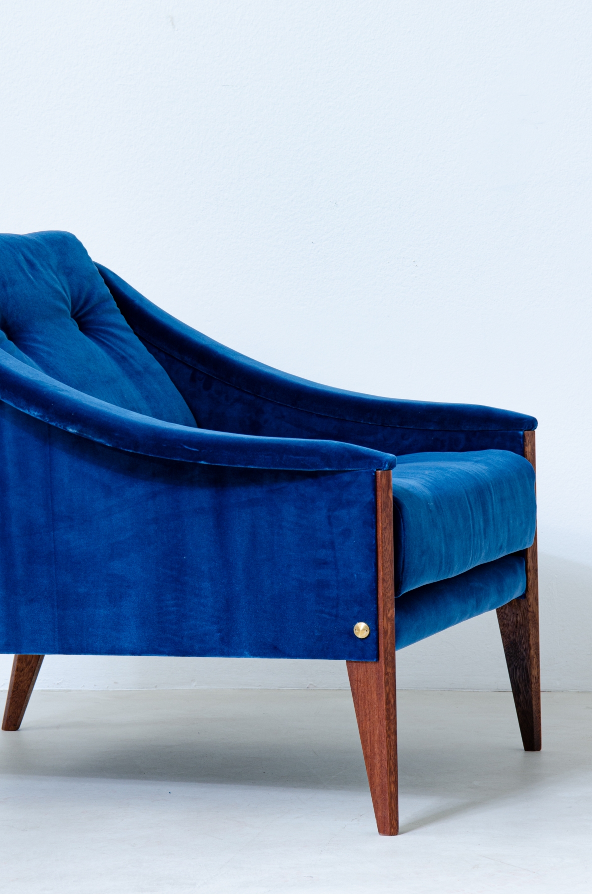 Giò Ponti. Pair of Dezza model 24 armchairs with velvet upholstery. Manufactured by Poltrona Frau, 1965.