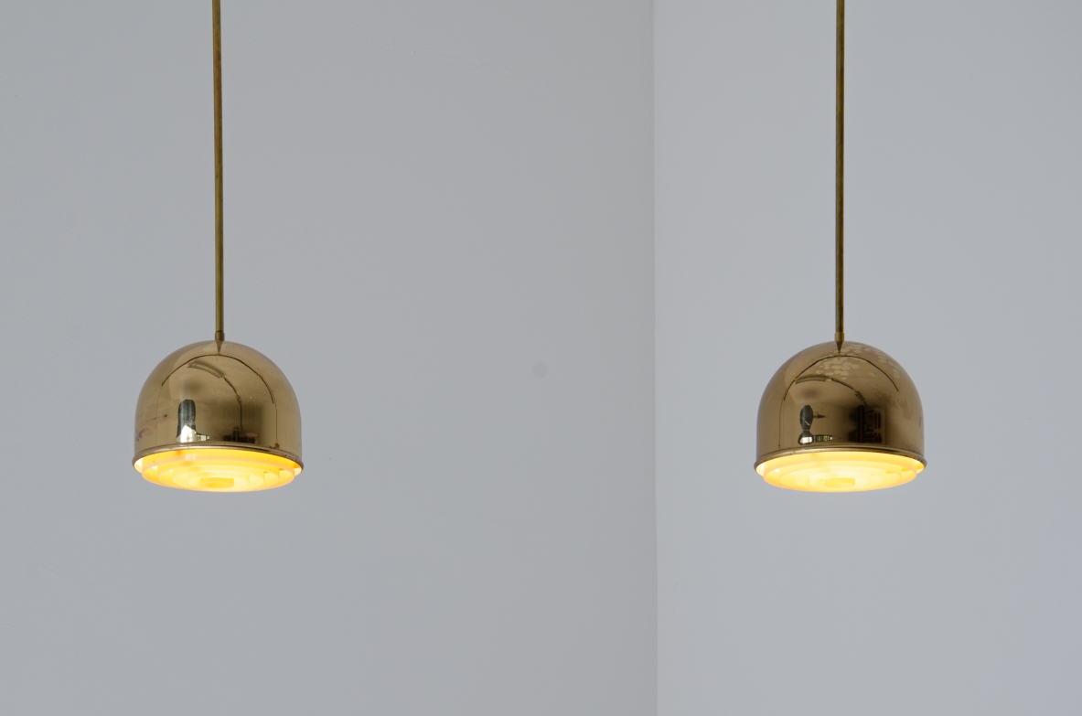 Coppia di lampade a sospensione in ottone. Produzione Bergboms, Svezia 1960ca.