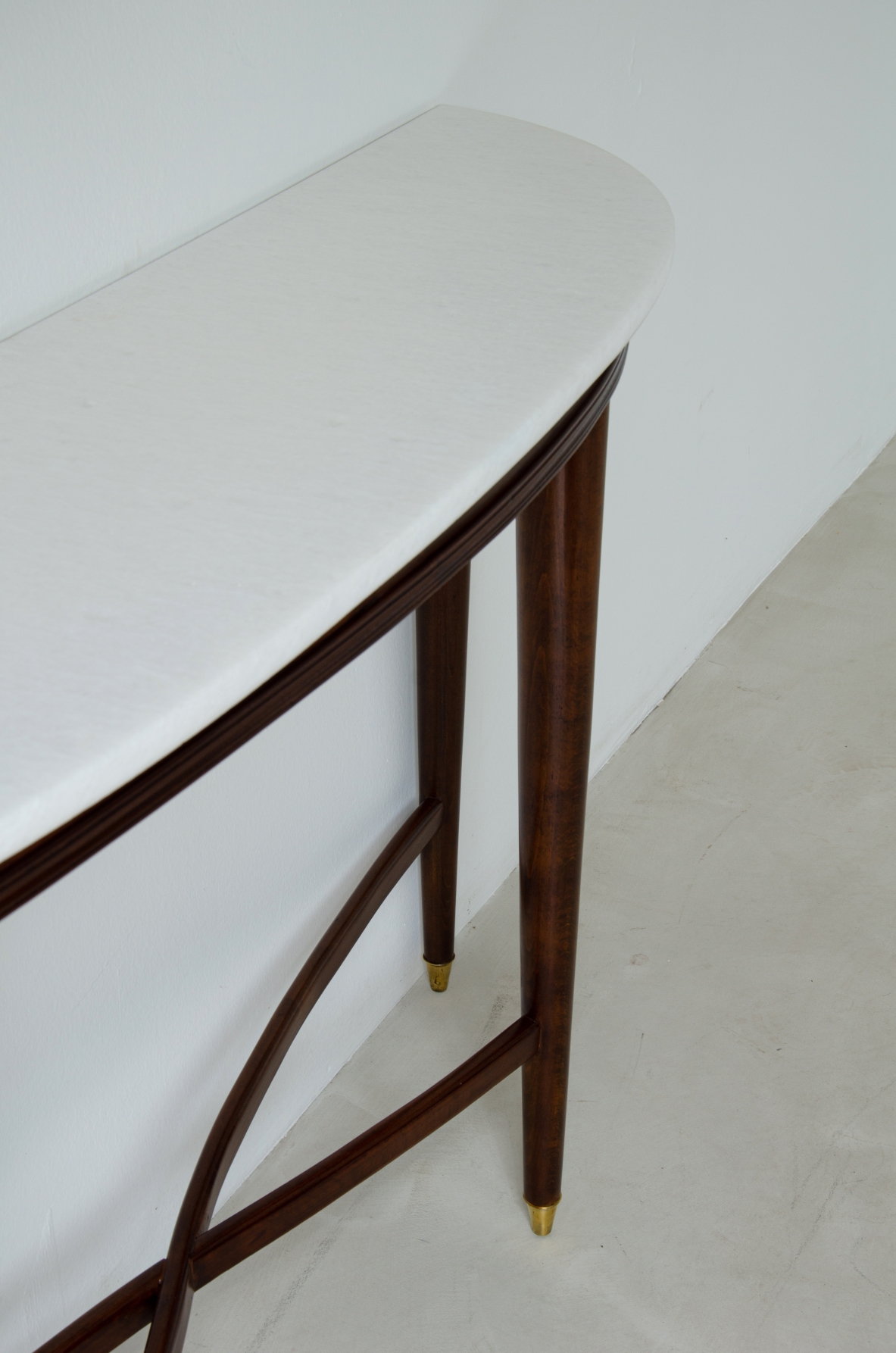 Paolo Buffa. Console in mogano con piano in marmo. Manifattura italiana, 1940ca.