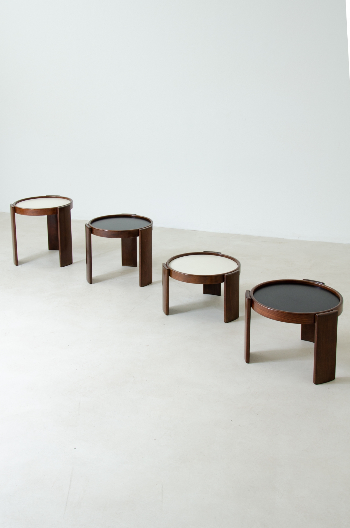 Gianfranco Frattini. Set di 4 tavolini componibili, Cassina, 1966