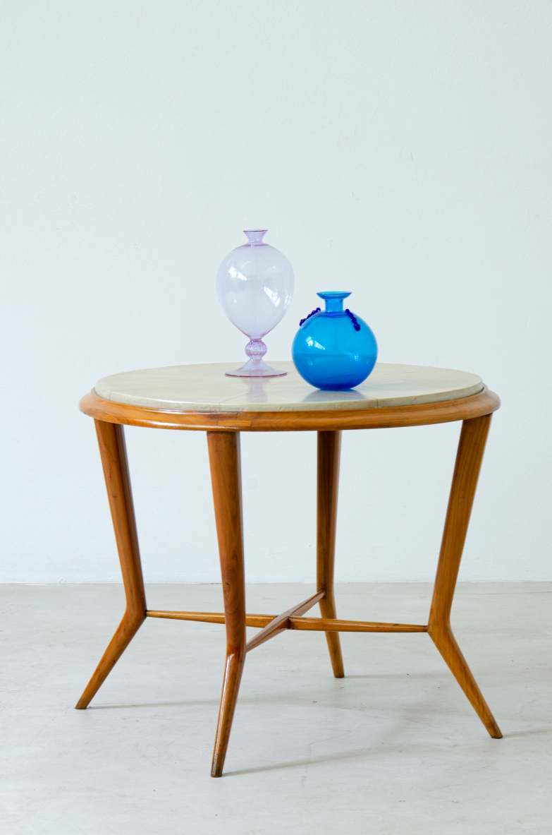 Melchiorre Bega, tavolino in legno con piano in pergamena. Manifattura italiana, anni 1950ca