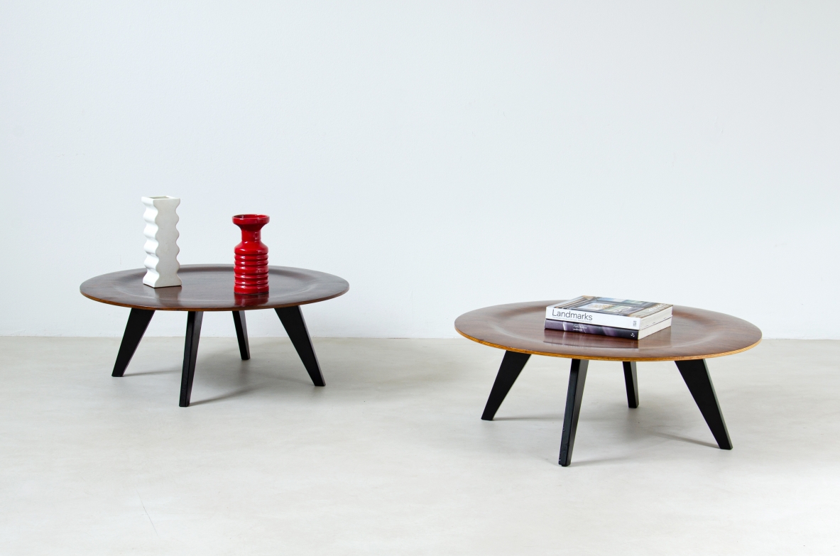Charles e Ray Eames. Coppia di tavolini con piano in palissandro. Evans Products/Herman Miller, fine anni '40