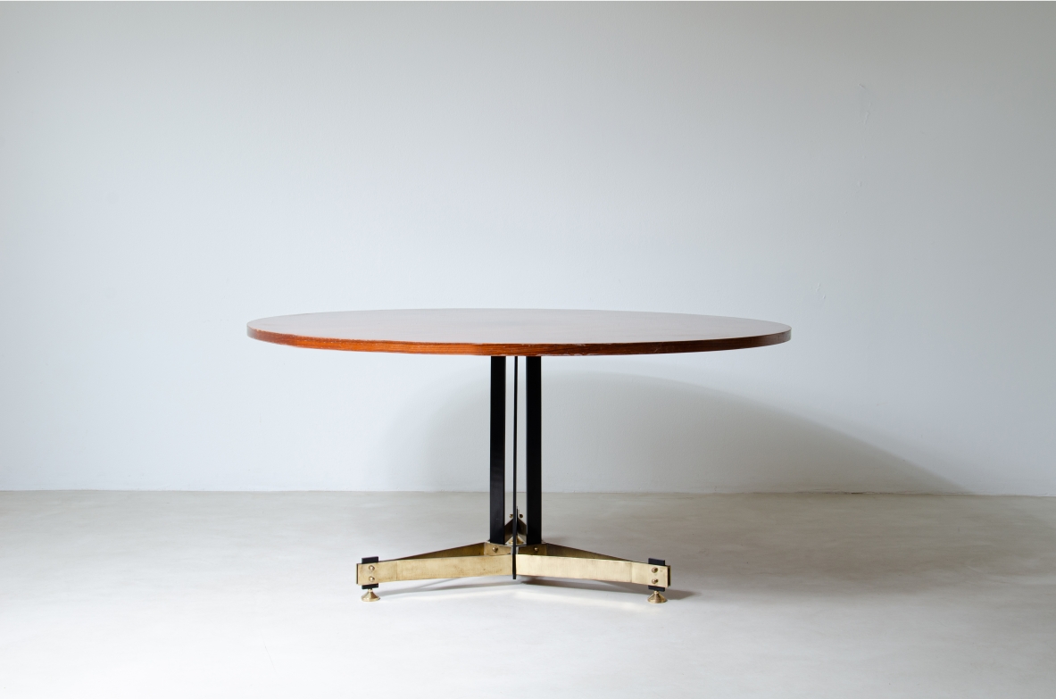 Grande tavolo con base in ferro e ottone. Piano in legno. Manifattura italiana, 1950ca