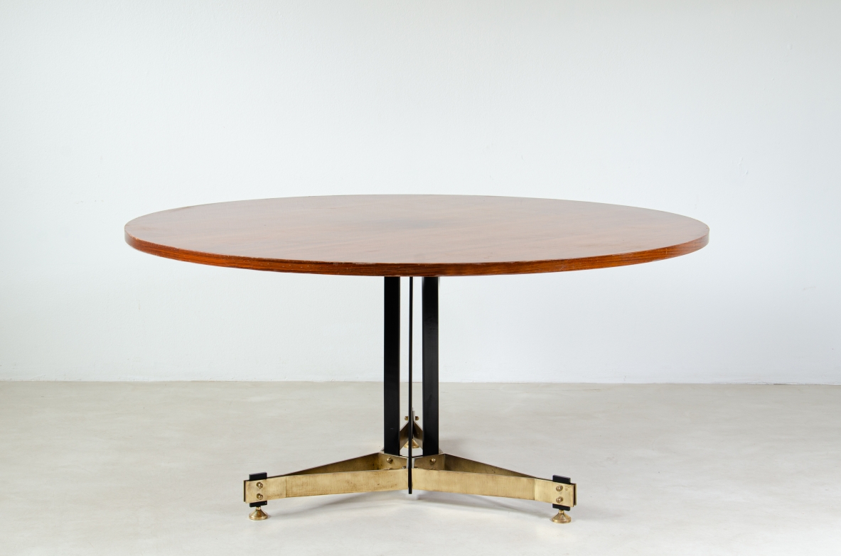 Grande tavolo con base in ferro e ottone. Piano in legno. Manifattura italiana, 1950ca