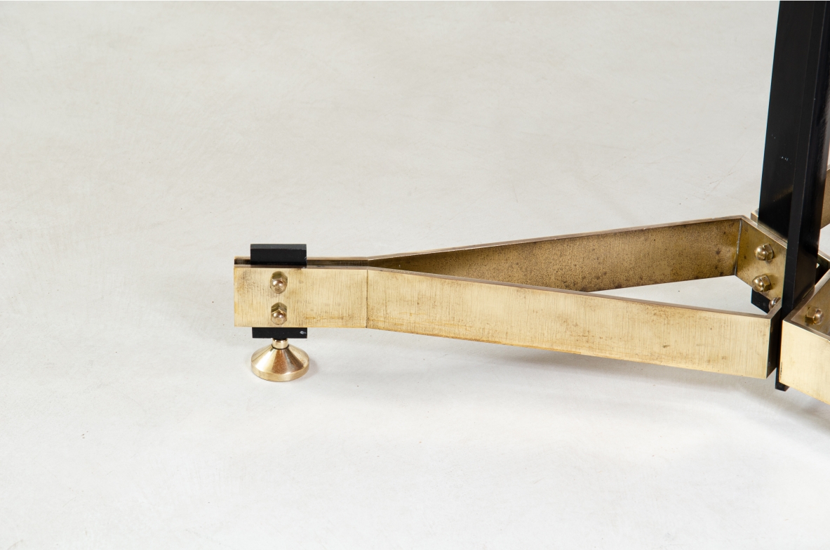 Grande tavolo con base in ferro e ottone. Piano in legno. Manifattura italiana, 1950ca
