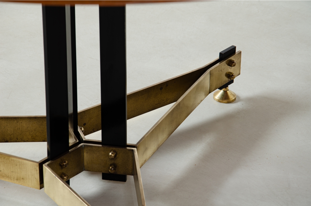 Grande tavolo con base in ferro e ottone. Piano in legno. Manifattura italiana, 1950ca