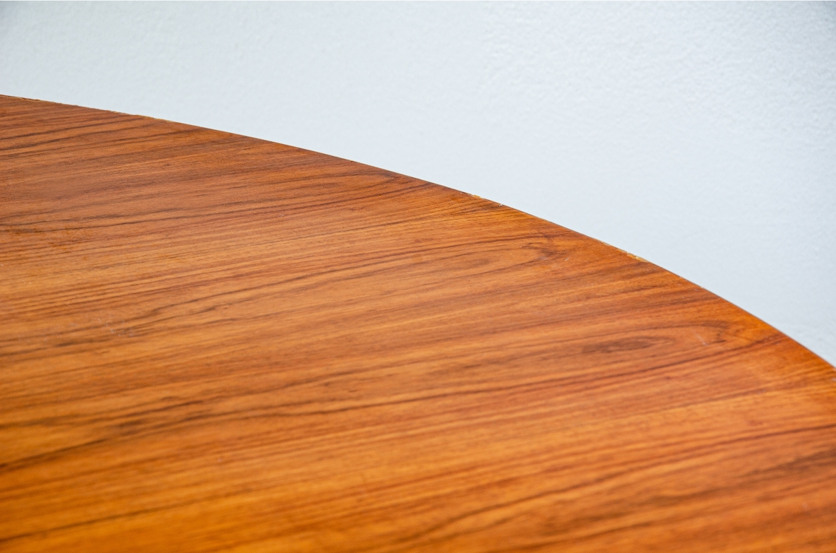 Grande tavolo con base in ferro e ottone. Piano in legno. Manifattura italiana, 1950ca