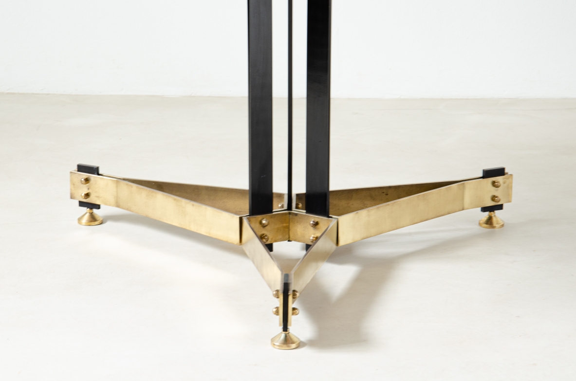 Grande tavolo con base in ferro e ottone. Piano in legno. Manifattura italiana, 1950ca
