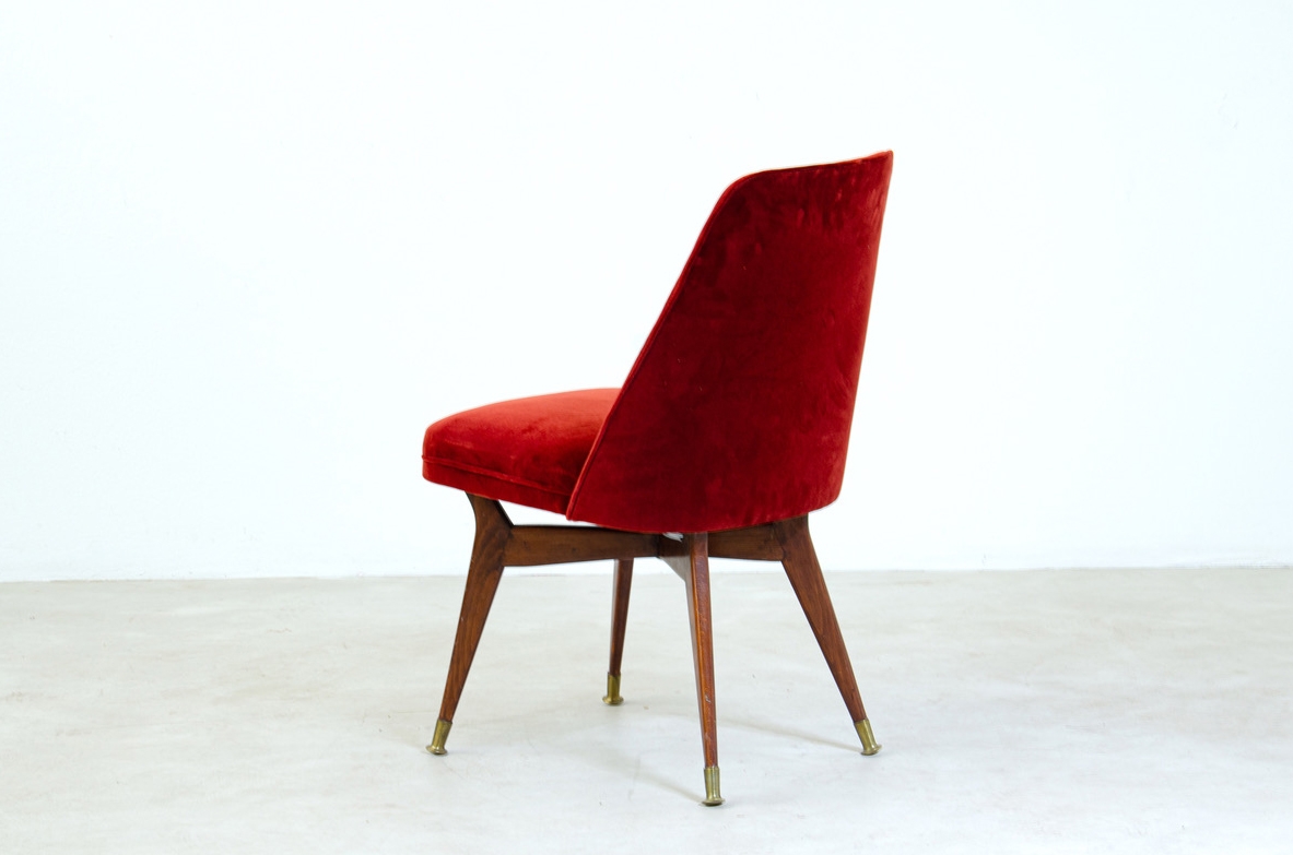 Melchiorre Bega, due sedie con seduta a pozzetto imbottita, struttura in legno e puntali in ottone. Manifattura Bega & C., 1954.