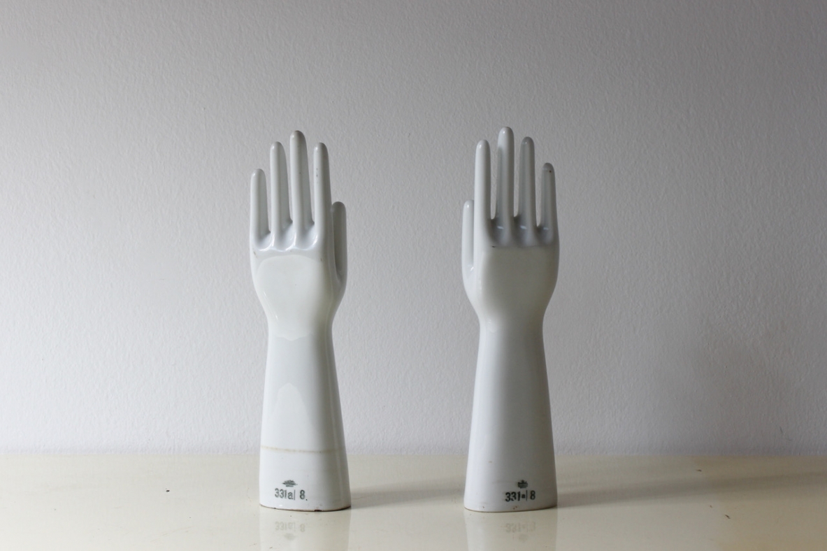 Coppia di mani in ceramica. Produzione Rosenthal, Italia, anni '30
