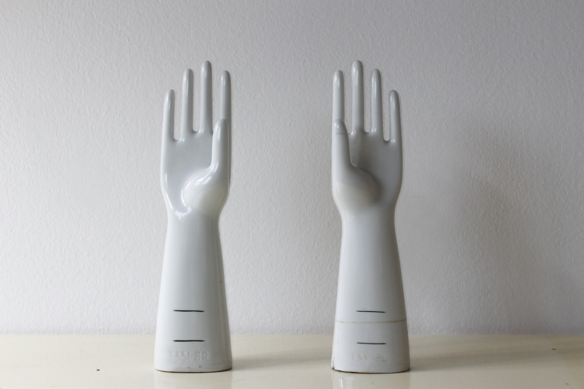 Coppia di mani in ceramica. Produzione Rosenthal, Italia, anni '30