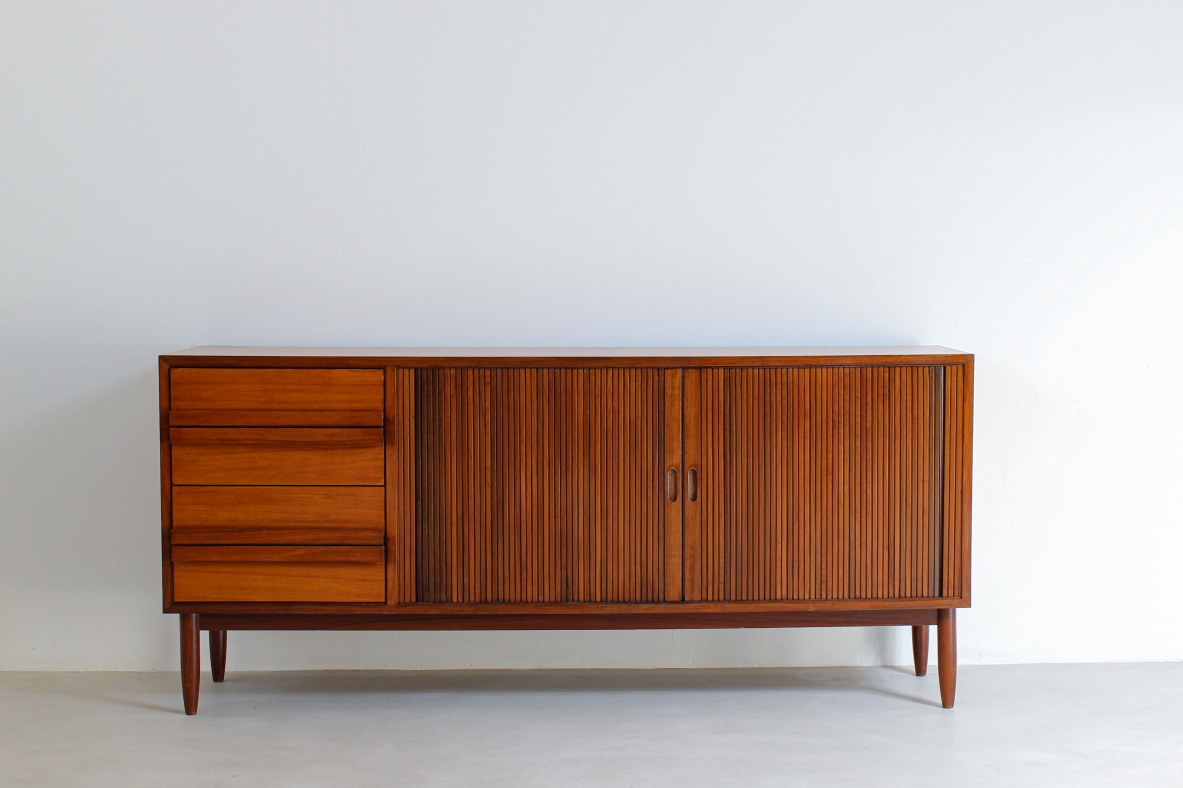 Credenza in legno di teak e interni in acero. Manifattura italiana, 1960ca