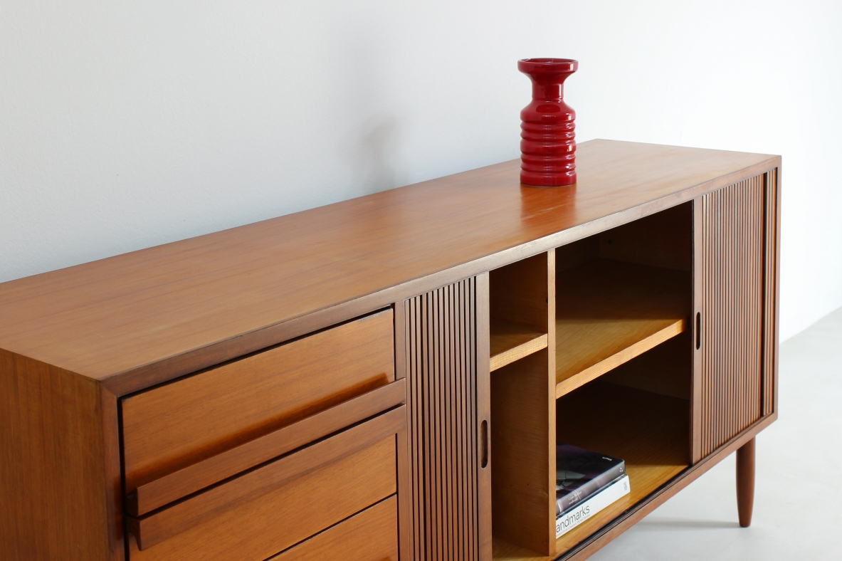 Credenza in legno di teak e interni in acero. Manifattura italiana, 1960ca