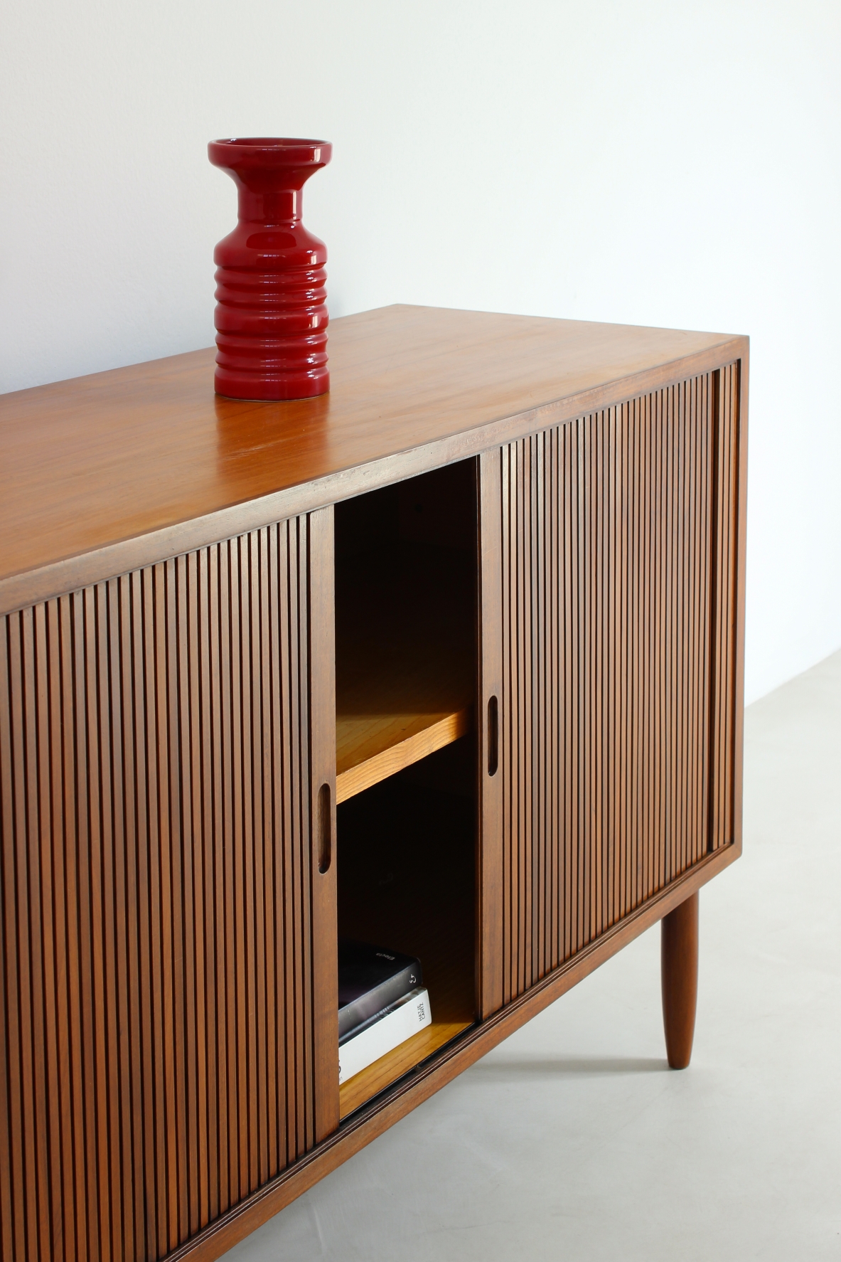 Credenza in legno di teak e interni in acero. Manifattura italiana, 1960ca