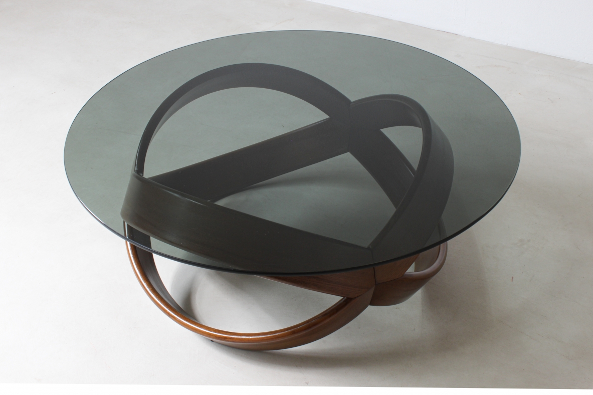 Tavolo basso con base in legno curvato. Manifattura italiana, 1970ca.
