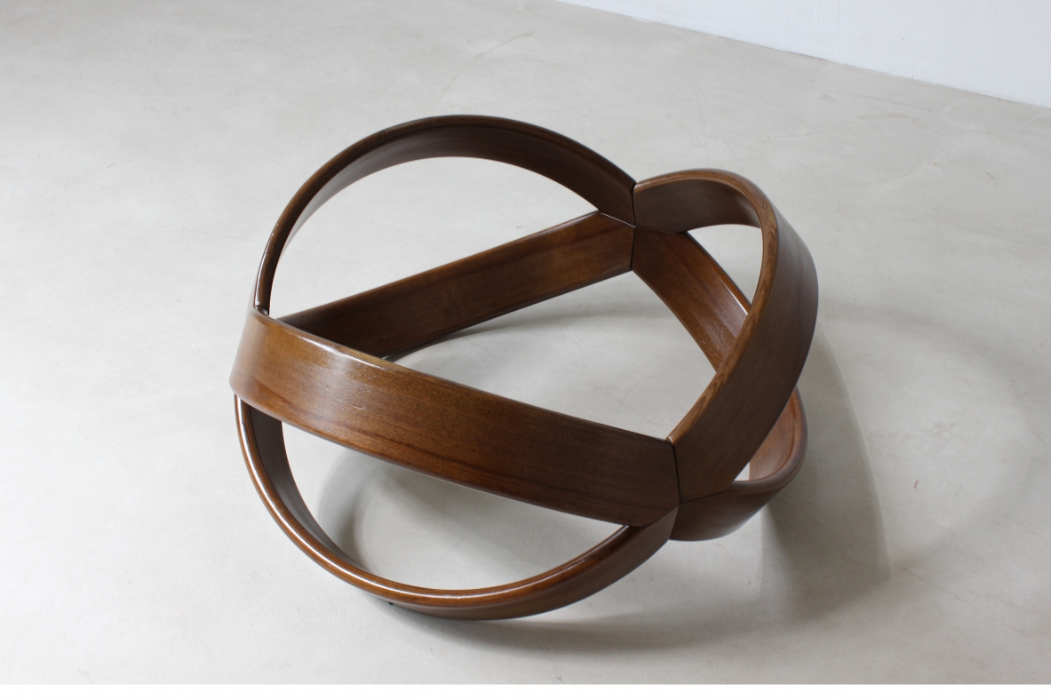 Tavolo basso con base in legno curvato. Manifattura italiana, 1970ca.