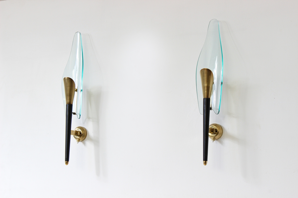 Max Ingrand. Pair of wall lights in wood and brass with glass lampshade. Italy, 1950's