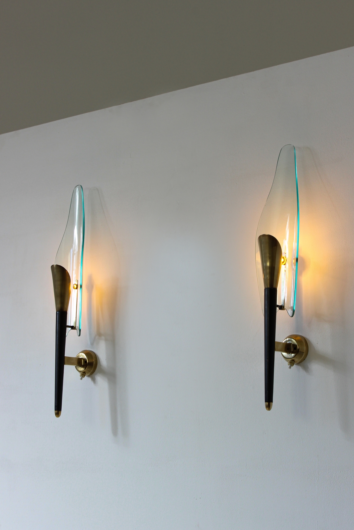Max Ingrand. Pair of wall lights in wood and brass with glass lampshade. Italy, 1950's