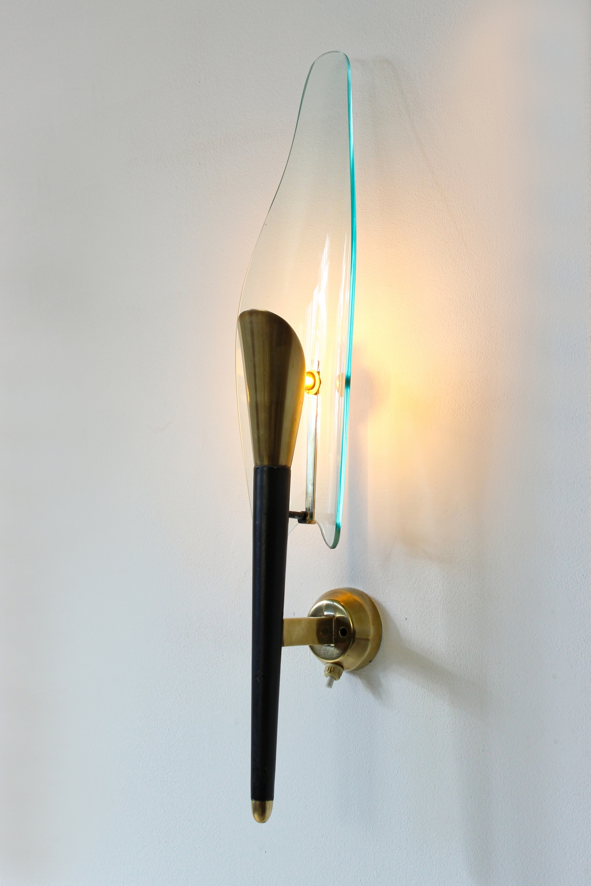 Max Ingrand. Pair of wall lights in wood and brass with glass lampshade. Italy, 1950's