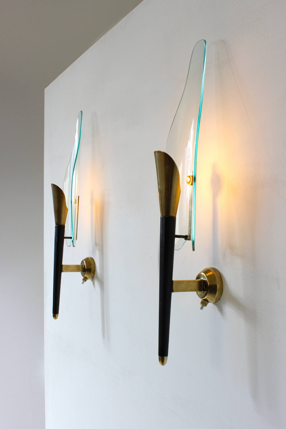 Max Ingrand. Pair of wall lights in wood and brass with glass lampshade. Italy, 1950's