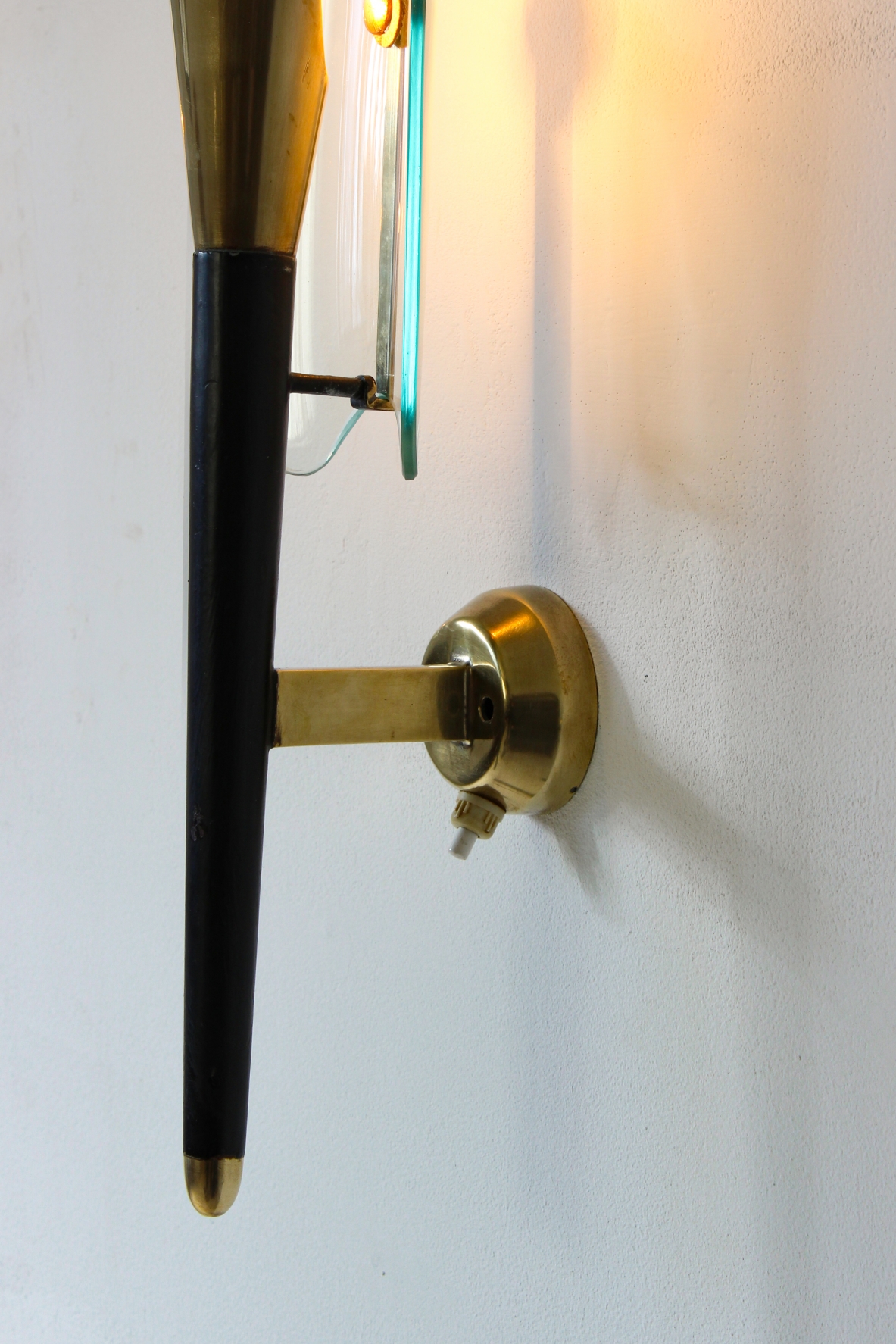 Max Ingrand.Pair of wall lights in wood and brass with glass lampshade. Italy, 1950's