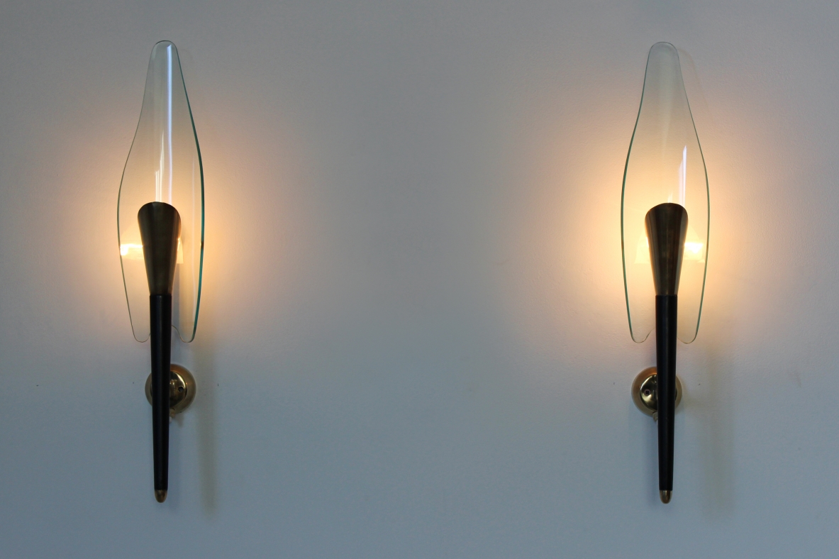 Max Ingrand.Pair of wall lights in wood and brass with glass lampshade. Italy, 1950's