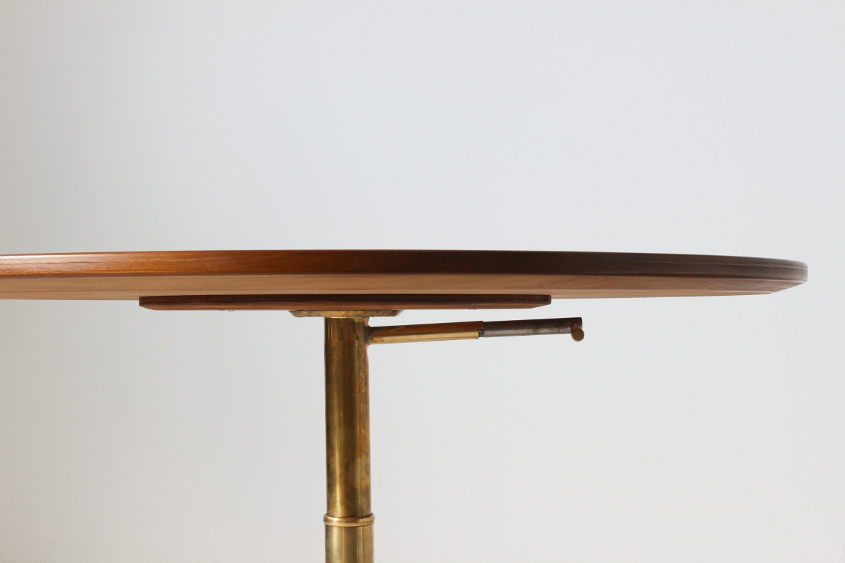 Tavolo con meccanismo saliscendi, base in ottone e piano in noce. Italia, 1950ca.